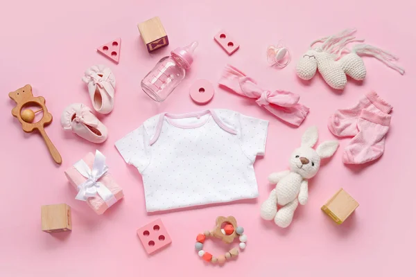 Komposition Mit Babykleidung Spielzeug Und Accessoires Auf Hellrosa Hintergrund — Stockfoto