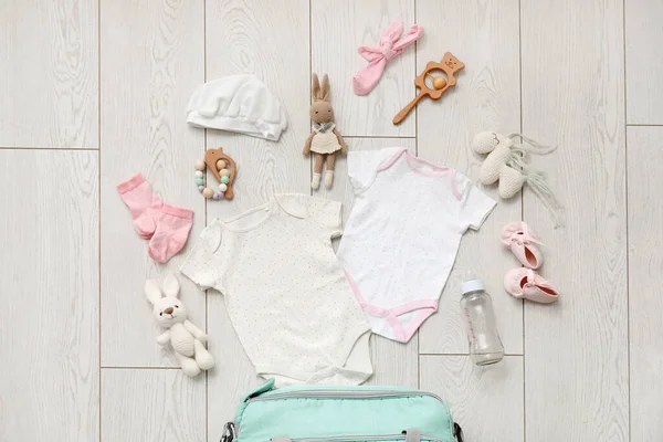 Hafif Ahşap Arka Planda Bebek Için Şık Kıyafetler Oyuncaklar — Stok fotoğraf