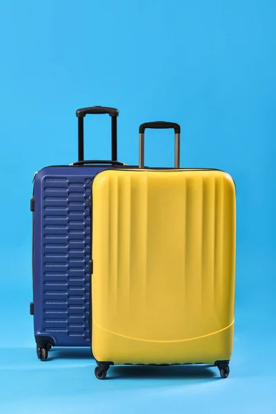 Mavi Arka Planda Büyük Bavullar — Stok fotoğraf