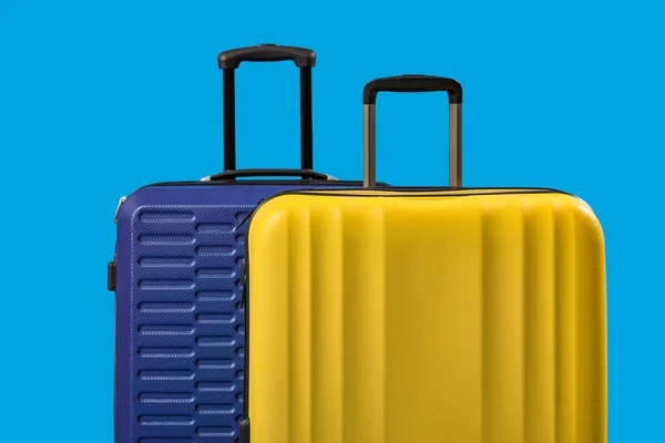 青い背景に大きなスーツケース — ストック写真