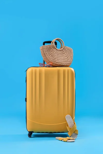 Koffer Mit Strandaccessoires Auf Blauem Hintergrund — Stockfoto