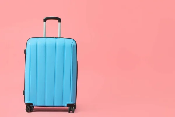 粉色背景的蓝色行李箱 — 图库照片