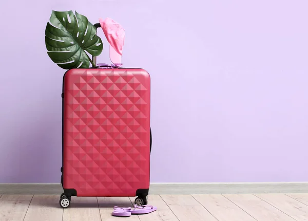Suitcase Beach Accessories Palm Leaf Lilac Wall — Stock Photo, Image