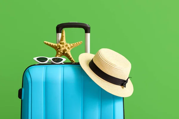 Koffer Mit Hut Sonnenbrille Und Seestern Auf Grünem Hintergrund — Stockfoto