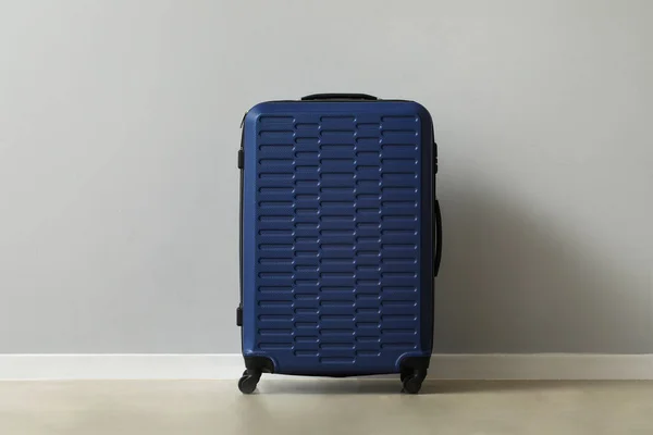 Blauer Koffer Der Nähe Der Grauen Wand — Stockfoto