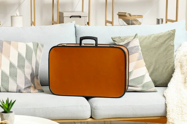 Oturma Odasındaki Kanepede Kahverengi Bavul — Stok fotoğraf
