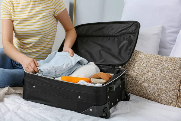 寝室のスーツケースに服を詰め込む女 — ストック写真