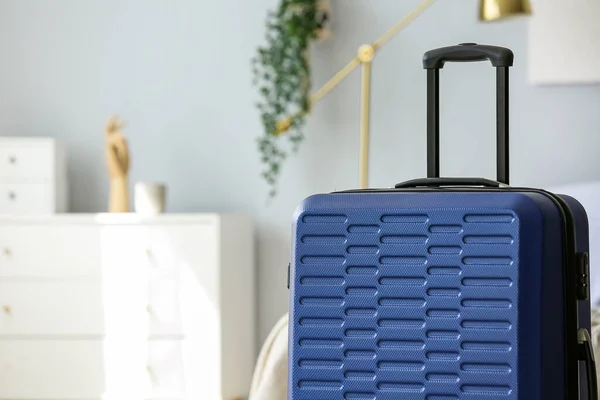 Blauer Koffer Hellen Schlafzimmer Nahaufnahme — Stockfoto