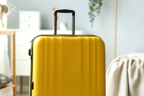 Gelber Koffer Hellen Schlafzimmer — Stockfoto