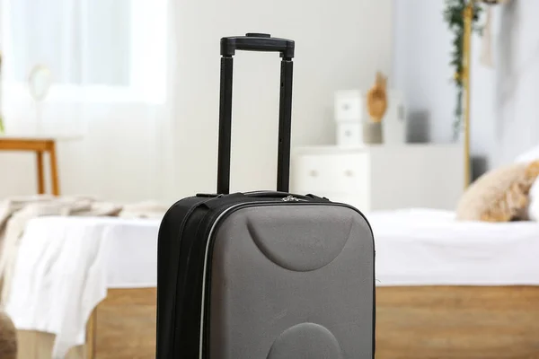 ライトベッドルームの黒いスーツケース クローズアップ — ストック写真