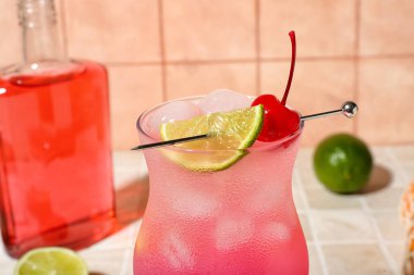 Kireç ve kirazlı taze yaz kokteyli bej duvarın yanındaki fayans masasında.
