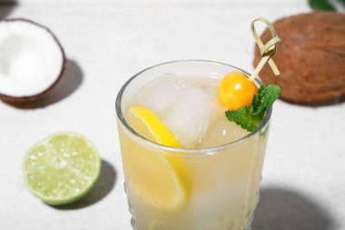 Limonlu taze yaz kokteyli, beyaz grunge arka planında vişne ve nane şekeri.