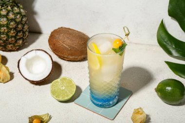 Limonlu taze yaz kokteyli, beyaz grunge arka planında vişne ve nane şekeri.