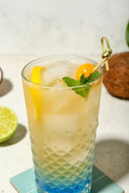 Limonlu taze yaz kokteyli, beyaz grunge arka planında vişne ve nane şekeri.