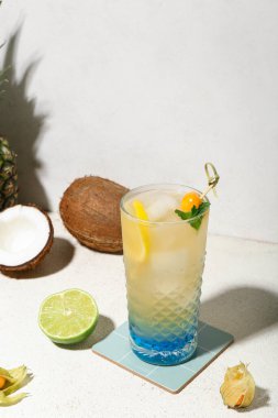 Limonlu taze yaz kokteyli, beyaz grunge arka planında vişne ve nane şekeri.