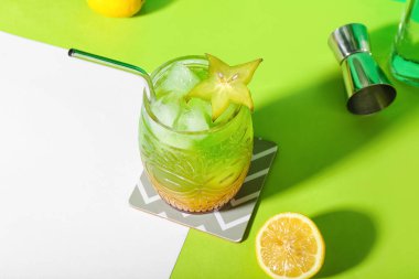 Yeşil masada karambola ve samanla taze yaz kokteyli.