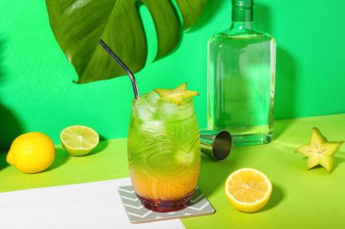 Yeşil masada karambola ve samanla taze yaz kokteyli.