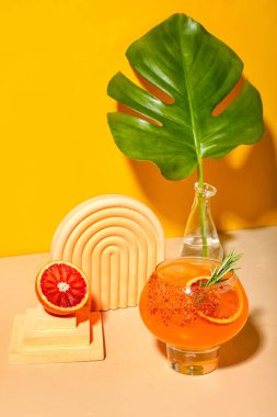 Turuncu arka planda greyfurt ve biberiyeli taze yaz kokteyli.