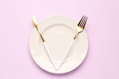 Leylak arkaplanlı çatal bıçak takımı