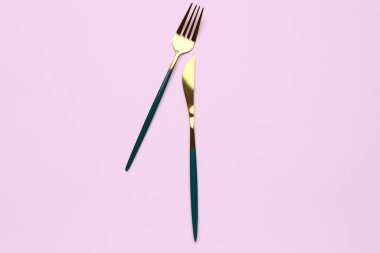 Leylak kaplamalı paslanmaz çelik çatal ve bıçak.