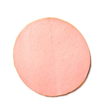 Beyaz arka planda lezzetli haşlanmış sosis dilimi