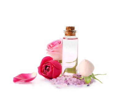 Beyaz arka planda gül özü ve çiçekli kozmetik yağı şişeleri