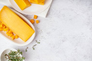 Açık arkaplanda lezzetli çedar peyniri tabağı