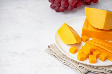 Açık arkaplanda lezzetli çedar peyniri tabağı