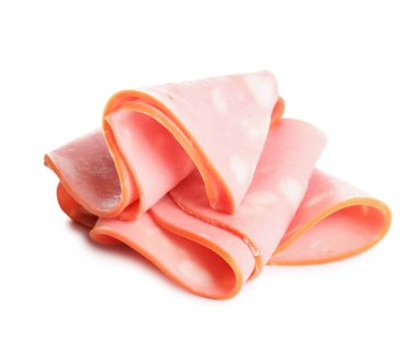 Beyaz arka planda lezzetli haşlanmış sosis dilimleri