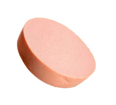 Beyaz arka planda lezzetli haşlanmış sosis dilimi