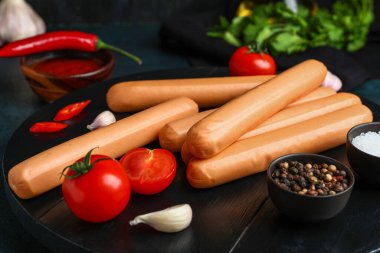 Maydanozlu ve domatesli lezzetli sosisler.