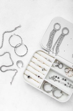 Beyaz arka planda şık mücevherleri olan açık organizatör