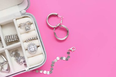 Pembe arka planda şık mücevherleri olan bir organizatör