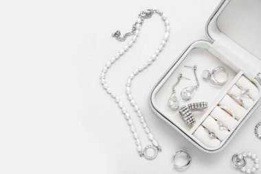 Beyaz arka planda şık mücevherleri olan organizatör