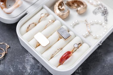 Koyu grunge arka planında şık mücevherlere sahip bir organizatör