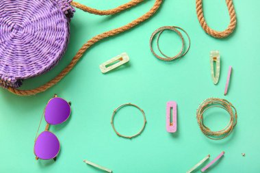 Şık çanta ve turkuaz arka planda farklı aksesuarlar