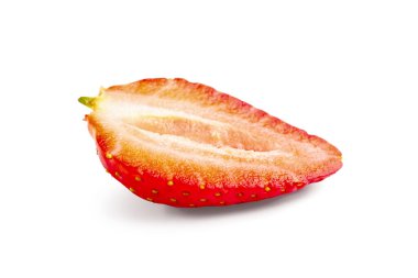 Beyaz arka planda taze çilek dilimi