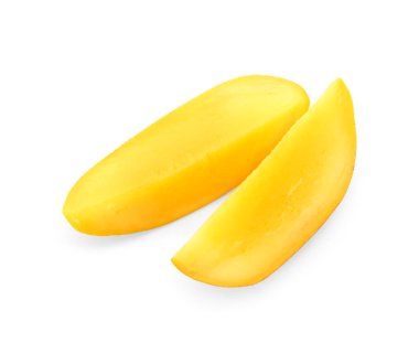Beyaz arka planda taze olgun mango parçaları