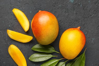 Siyah arka planda taze olgun mangolar