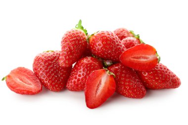 yığın beyaz zemin üzerine taze çilek