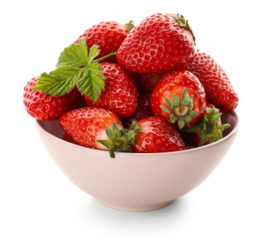 Beyaz arka planda taze çilekli kase