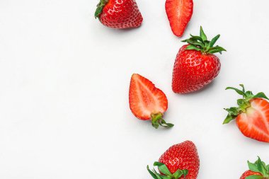 Beyaz arka planda taze çilekler
