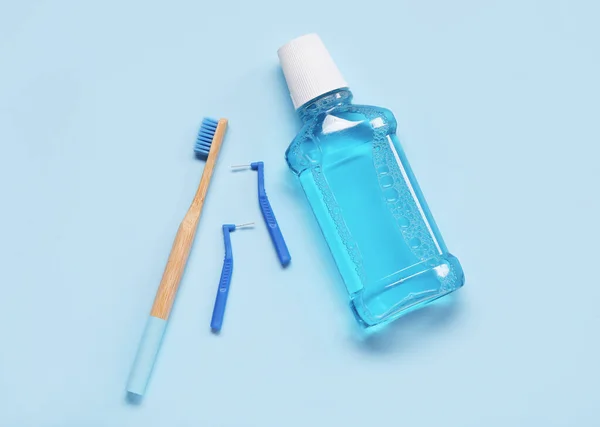 竹歯ブラシと青の背景にマウスウォッシュ — ストック写真