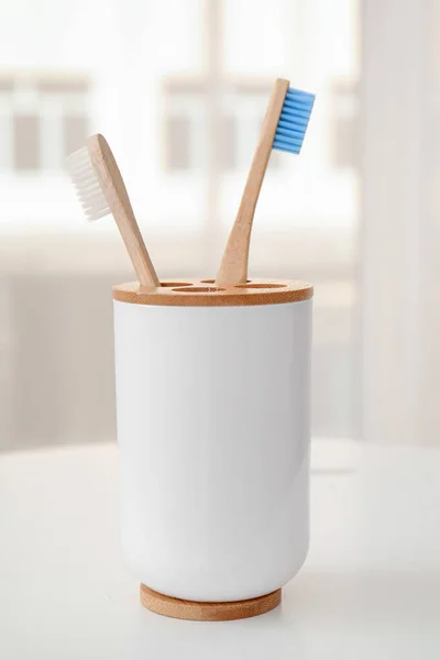 Holder Dengan Bambu Sikat Gigi Atas Meja Kamar — Stok Foto