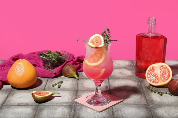 Frisse Zomercocktail Met Vijg Grapefruit Tijm Tegeltafel Nabij Roze Muur — Stockfoto