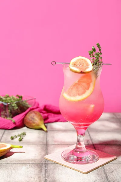 Fresh Summer Cocktail Fig Grapefruit Thyme Tile Table Pink Wall — Stock Photo, Image