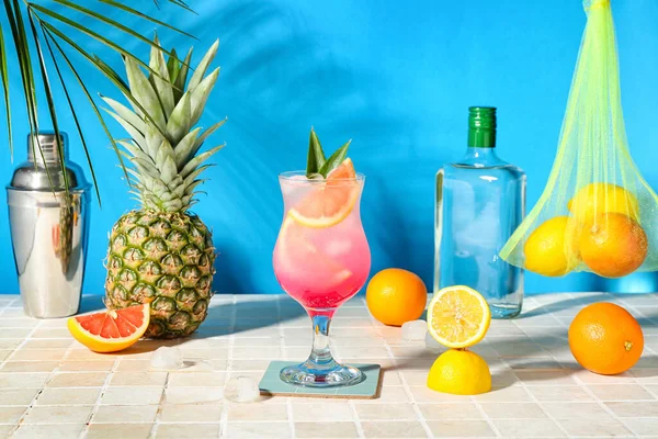 Fresh Summer Cocktail Grapefruit Tile Table Blue Wall — Stock Photo, Image