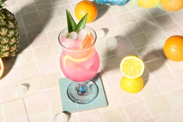Cocktail Été Frais Avec Pamplemousse Sur Table Carrelage — Photo
