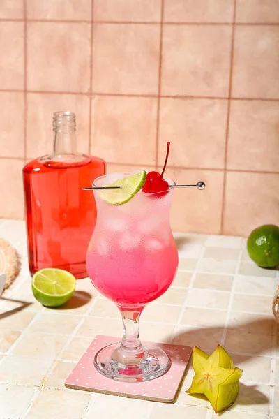 Cocktail Verão Fresco Com Limão Cereja Mesa Azulejos Perto Parede — Fotografia de Stock
