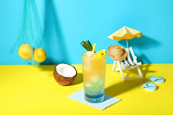 Fresh Summer Cocktail Lemon Flower Yellow Table Blue Wall — Stock Photo, Image